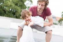 Blbneme v parku před Janáčkem - Stihne tatínek ucuknout, než se to pořádně rozjede?