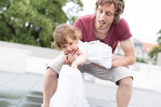 Blbneme v parku před Janáčkem - Stihne tatínek ucuknout, než se to pořádně rozjede?