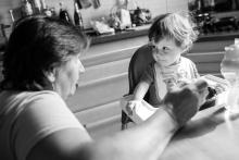 Z očí do očí nad miskou zeleninového pyré