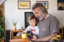 Zátiší s jablkem a krabičkou čaje