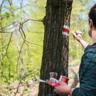 Díky tomuto pánovi letos kolem přehrady určitě nezabloudíte
