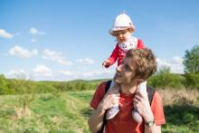 Verunka se veze na koni cestou z jezdeckého klubu Eliot