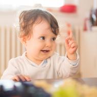 Tati, pozor na jazyk, ten nahoře se pořád dívá!