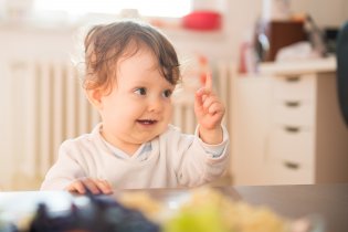 Tati, pozor na jazyk, ten nahoře se pořád dívá!