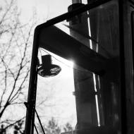 Před domem se nám usadil zlý autojeřáb, který nám krade balkóny