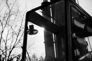 Před domem se nám usadil zlý autojeřáb, který nám krade balkóny