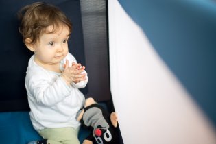 Hned jak Verunka zaslechne první tóny provařených písniček z kurzu Robátek, odhazuje krtka a nasazuje paci paci