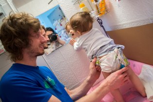 Poté, co se Verunce znelíbilo ležení na zádech, stalo se přebalování poněkud adrenalinovou záležitostí