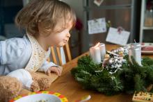 První adventní neděle je tady a svíčka nepřestává Verunku fascinovat