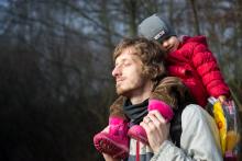 Tom se snaží načerpat dostatek sluneční energie, aby v té mlžné depresi přežil do dalšího dne