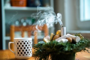 Koupíme si tavnou pistoli a příští rok už si vyrobíme svícen sami!