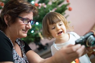 Verunka kontroluje, jestli náhodou nemá na fotkách dvojitou bradu