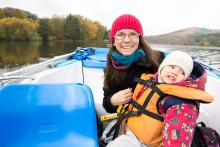 ...nás pán překecal k vyjížďce. Zde je Verunka v náruči nicnetušící maminky poněkud vystrašena ledoborcem blížícím se k našemu levoboku