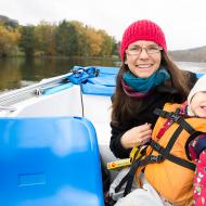 ...nás pán překecal k vyjížďce. Zde je Verunka v náruči nicnetušící maminky poněkud vystrašena ledoborcem blížícím se k našemu levoboku