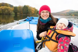 ...nás pán překecal k vyjížďce. Zde je Verunka v náruči nicnetušící maminky poněkud vystrašena ledoborcem blížícím se k našemu levoboku