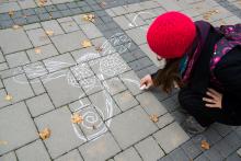 Maminku nebaví pořád malovat jen veliké balóny, tak si střihla jednu mouchu