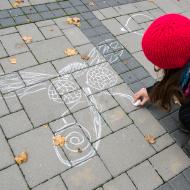 Maminku nebaví pořád malovat jen veliké balóny, tak si střihla jednu mouchu