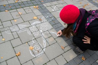 Maminku nebaví pořád malovat jen veliké balóny, tak si střihla jednu mouchu