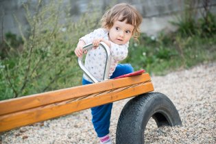 Tahle houpačka je nějak nakřivo, nemám jít radši na tu druhou?