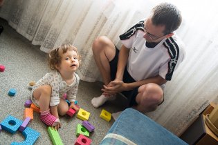 Strýc Lukáš si chtěl pohrát se stavebnicí, ale Verunka mu všechny stavby systematicky bořila