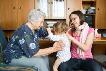 Prababička si potřebuje potěžkat, jestli Verča přibírá podle tabulek