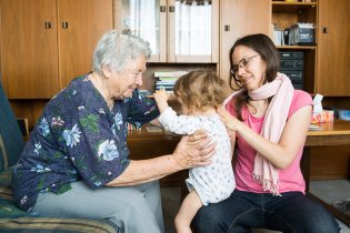 Prababička si potřebuje potěžkat, jestli Verča přibírá podle tabulek