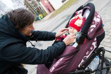 Babička je nadšená, že může vozit Verunku v kočárku a nemusí se omotávat nějakými nosítky :-)