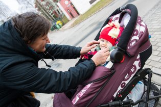 Babička je nadšená, že může vozit Verunku v kočárku a nemusí se omotávat nějakými nosítky :-)