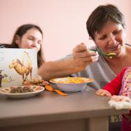S krmením si teď upřímně moc nevíme rady, už se těšíme na židli Jitro