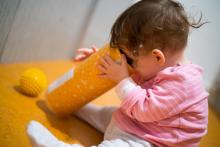 Verče se nechtělo spát a raději čučí do tubusu