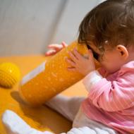 Verče se nechtělo spát a raději čučí do tubusu