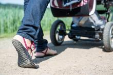 Barefoot sandále pořád nějak ne a ne uvázat správně