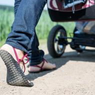 Barefoot sandále pořád nějak ne a ne uvázat správně