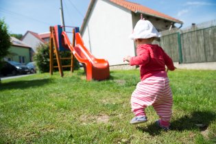 Ke klouzačce to Véra bere úprkem