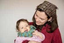 Verunka se raduje, že maminka konečně dokončila svůj první pletací projekt