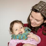 Verunka se raduje, že maminka konečně dokončila svůj první pletací projekt