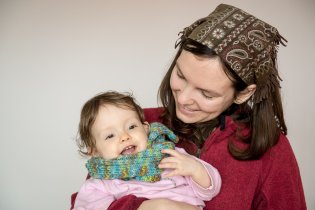 Verunka se raduje, že maminka konečně dokončila svůj první pletací projekt