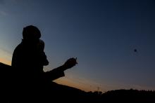 Náš drak je poněkud neposedný, ale ve vzduchu se udrží, a o to tu tak ňák jde