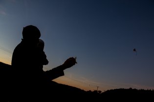 Náš drak je poněkud neposedný, ale ve vzduchu se udrží, a o to tu tak ňák jde