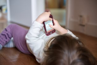 No jo pořád, jen dopíšu smsku a přijdu!