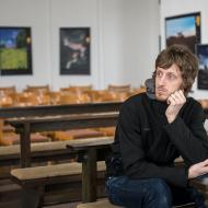 Tom rozjímá nad výstavou fotografií evropských Benediktinských klášterů