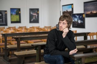 Tom rozjímá nad výstavou fotografií evropských Benediktinských klášterů