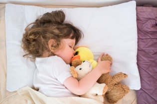 Jeden plyšák nestačí, nejlepší je každopádně kuřátko, které začne po zalehnutí uprostřed noci hlasitě kvákat