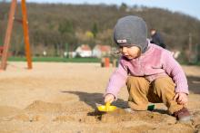 Všechny cizí bábovičky je potřeba srovnat se zemí