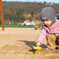 Všechny cizí bábovičky je potřeba srovnat se zemí