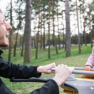 Na začátku Čertovy rokle v Lesné mají po čertech dobrou houpačku