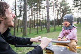 Na začátku Čertovy rokle v Lesné mají po čertech dobrou houpačku