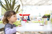 Verunka si vychutnává kafíčko na Světovém dnu těhotenství