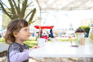 Verunka si vychutnává kafíčko na Světovém dnu těhotenství