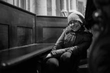 Kdyby to šlo, tak Lenka stráví celou mši pod lavicí, je tam totiž radiátor!